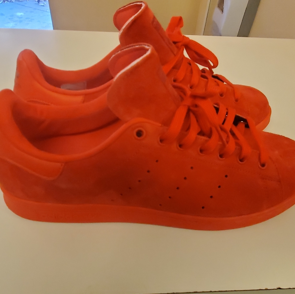 Adidas Stan Smith Triple Red Suede . View 2
